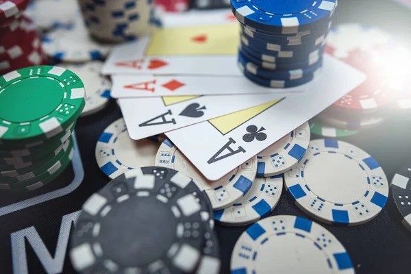 French Roulette wheel layout and betting area on loncengtoto live table